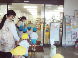 ライブラリー活動 (全学年/年6回)